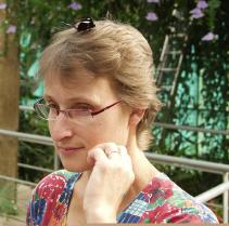 Suzanne met een vlinder op haar hoofd in Butterfly Creek