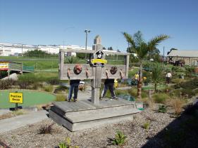 Tom en Jasper in de boeien op de piraten-minigolf-baan
