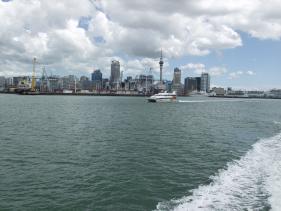 zicht op Auckland vanaf de veerboot naar Devonport