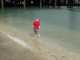 op het strand van Devonport