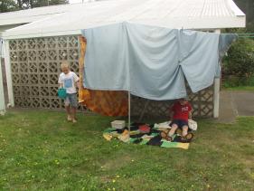 de hut in de tuin bij Tinie en Peter