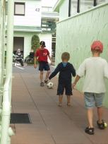 Tom en Jasper voetballen met Janic, hun Zwitserse vriendje