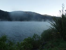 mist boven Lake Waikaremoana