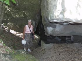 Tante Tinie tussen de Onepoto rotsen