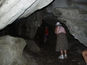 Tante Tinie en Tom in een Onepoto grot