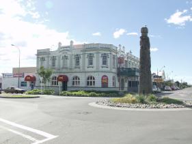 Opotiki - hotel en Maori-paal