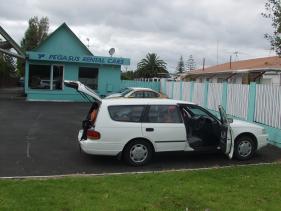We leveren de auto in en wachten op de man van camperverhuur