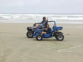 Janic en zijn ouders op de Quads op het strand van Balylys Beach