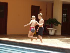 Singapore - Tom helpt Jasper