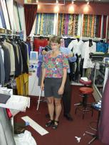 Singapore - Suzanne bij tailor Ali John, de kleermaker