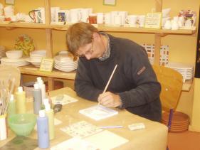 Jules beschildert een tegel