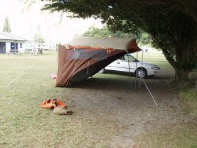 Tolaga_Bay - de tent waaide bijna weg !!