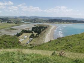 Tolaga Bay - gezien vanaf Captain Cook's Cove Walkway