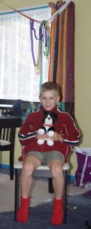 Tom met Blacky, zijn nieuwe Nieuw-Zeelandse knuffelhondje