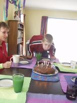 Tom blaast de kaarsjes uit