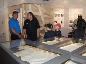 Tentoonstelling in de Treaty-bus over het verdrag van Waitangi