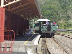 Het treintje bij het stationnetje van Waikino