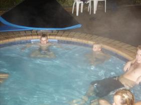 Waitomo - Tom en Jasper in de hot pool