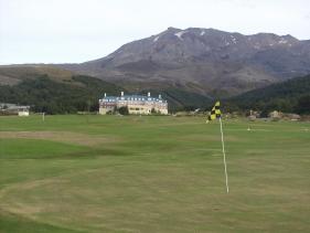 het Grand Chateau van Whakapapa vanaf de golfbaan