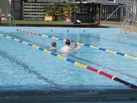 In het gratis zwembad van Kawerau 1