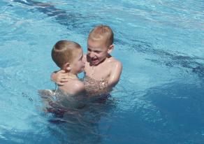 In het gratis zwembad van Kawerau 2