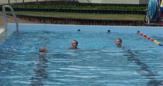 In het gratis zwembad van Kawerau 3