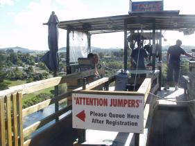 het platform van de bungy-jump