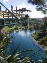 de diepte bij de bungy-jump