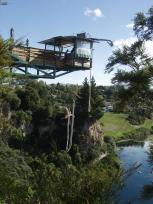 een jong stelletje maakt een duo-bungy-jump