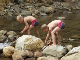 Een dam bouwen in het riviertje op de camping in Tararu (Thames, Coromandel, New Zealand)