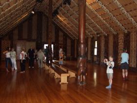 In Whare Runanga (het Maori ontmoetingshuis)