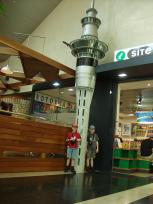 Tom en Jasper bij het schaalmodel van de Skytower