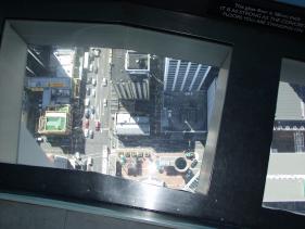 doorkijk door de vloer van de Skytower