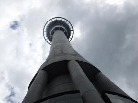 de Skytower van onderaf gezien